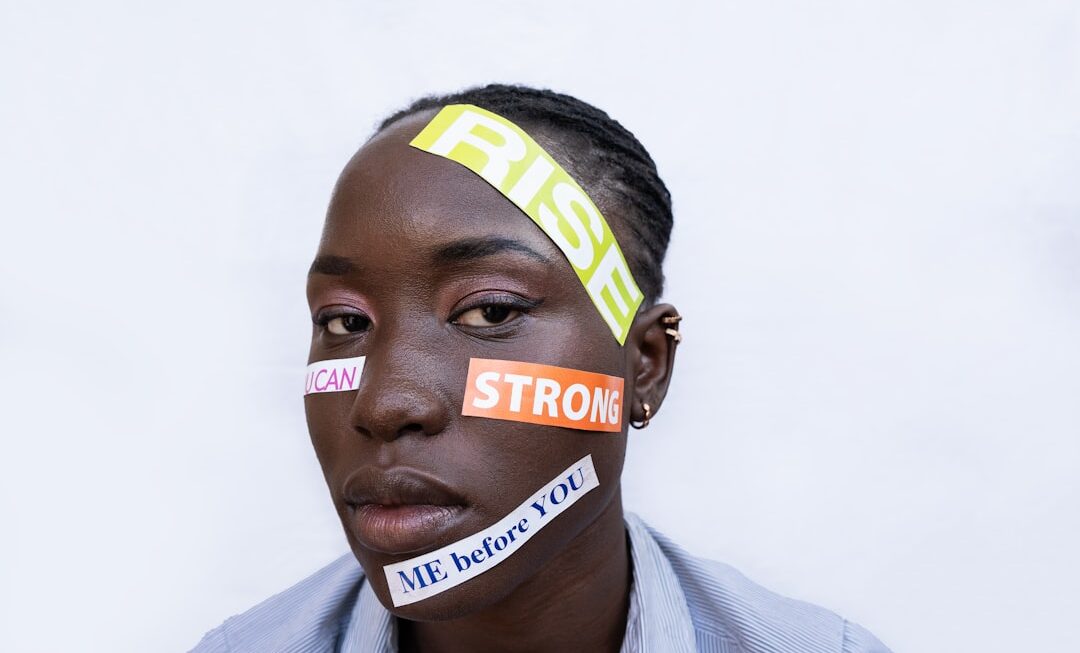 Persona che medita in un ambiente naturale sereno, simbolo di resilienza emotiva e forza interiore