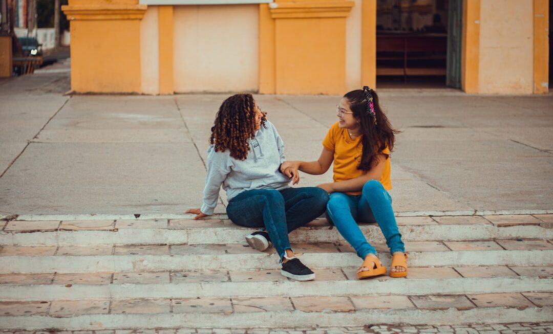 Due persone sedute una di fronte all altra in una conversazione empatica e rispettosa