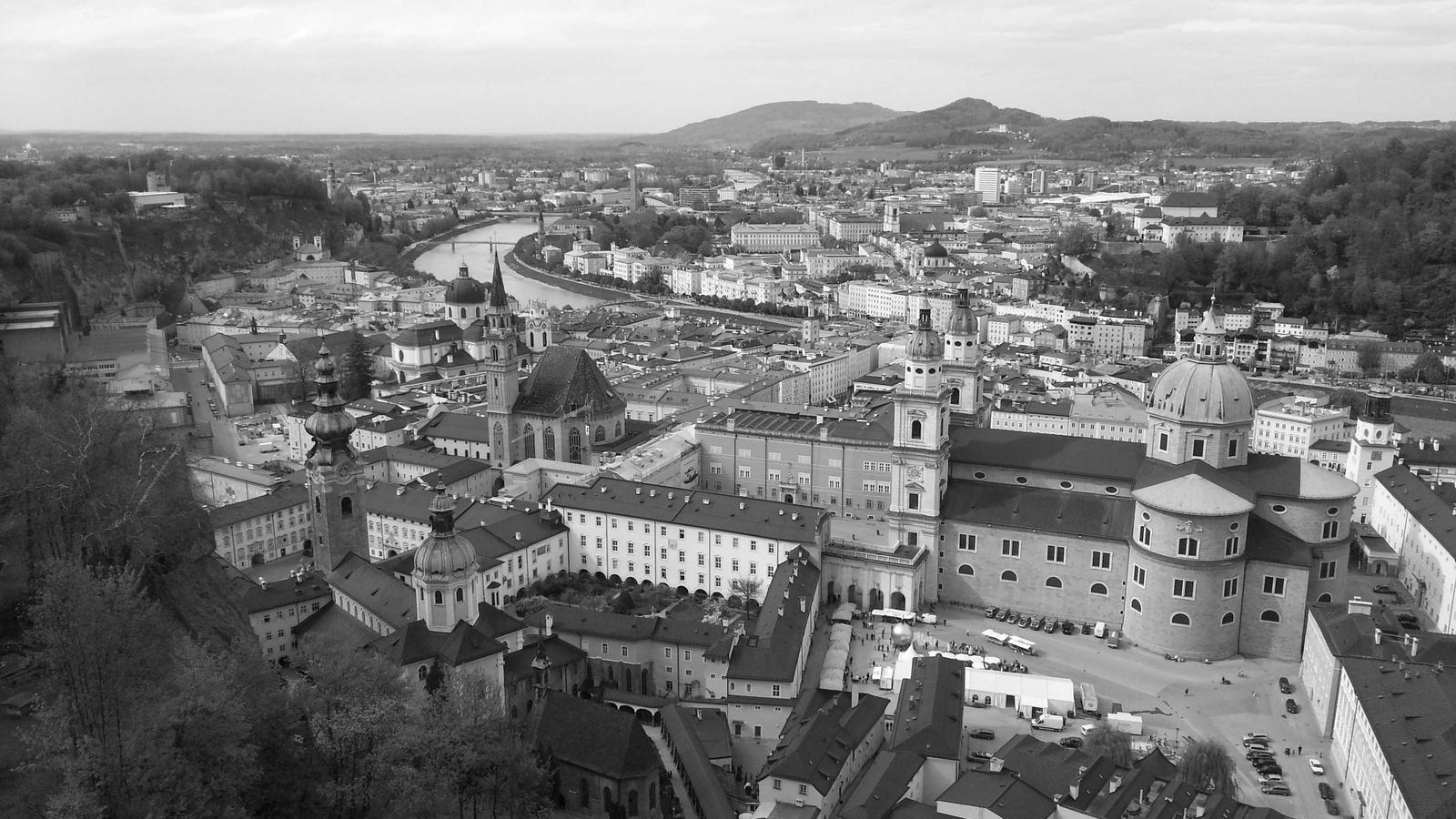 Quaderno aperto con appunti scritti a mano e penna su una scrivania ordinata di studio