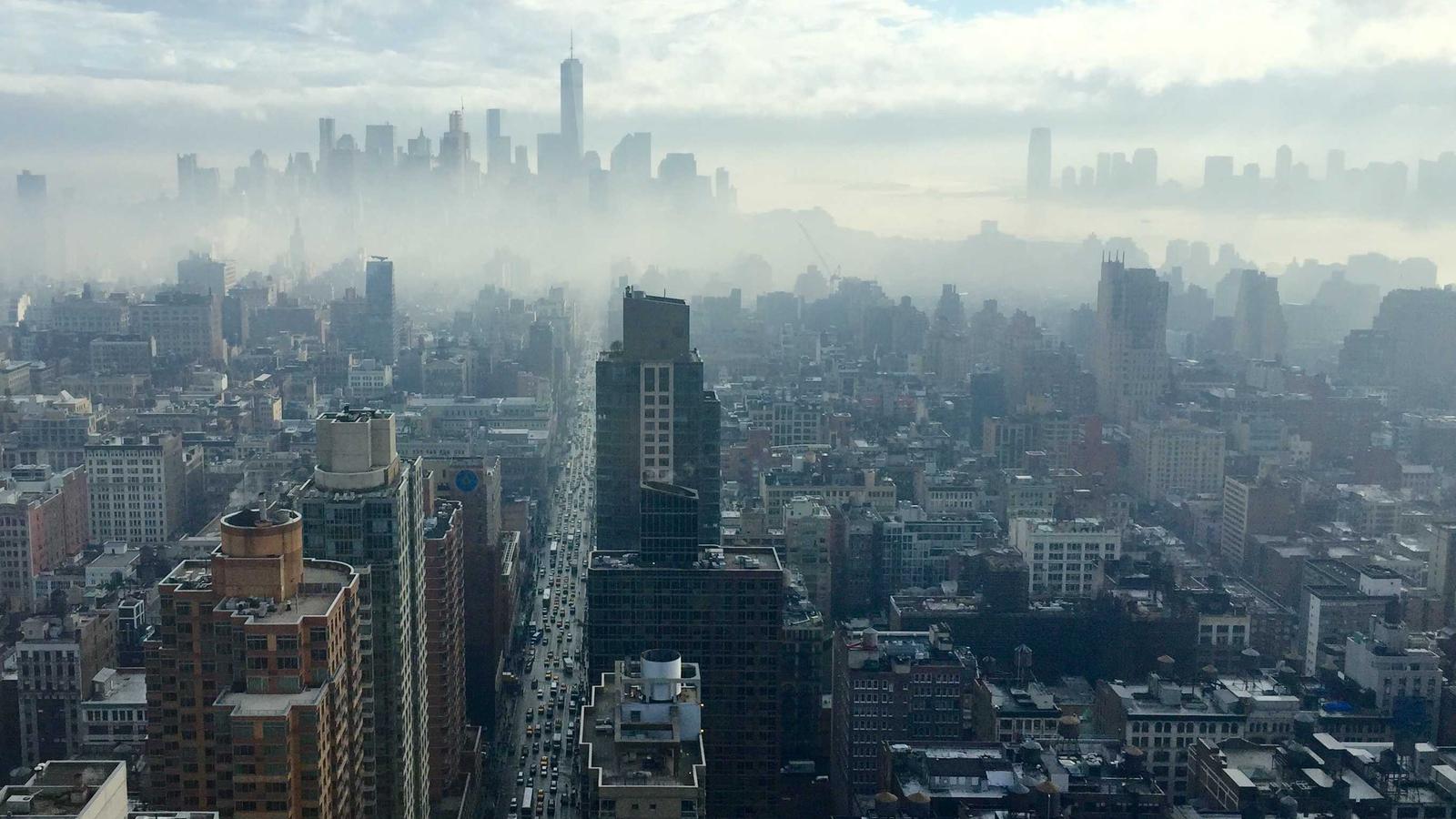 Seduta di psicoterapia tra una giovane paziente e una psicologa in uno studio italiano