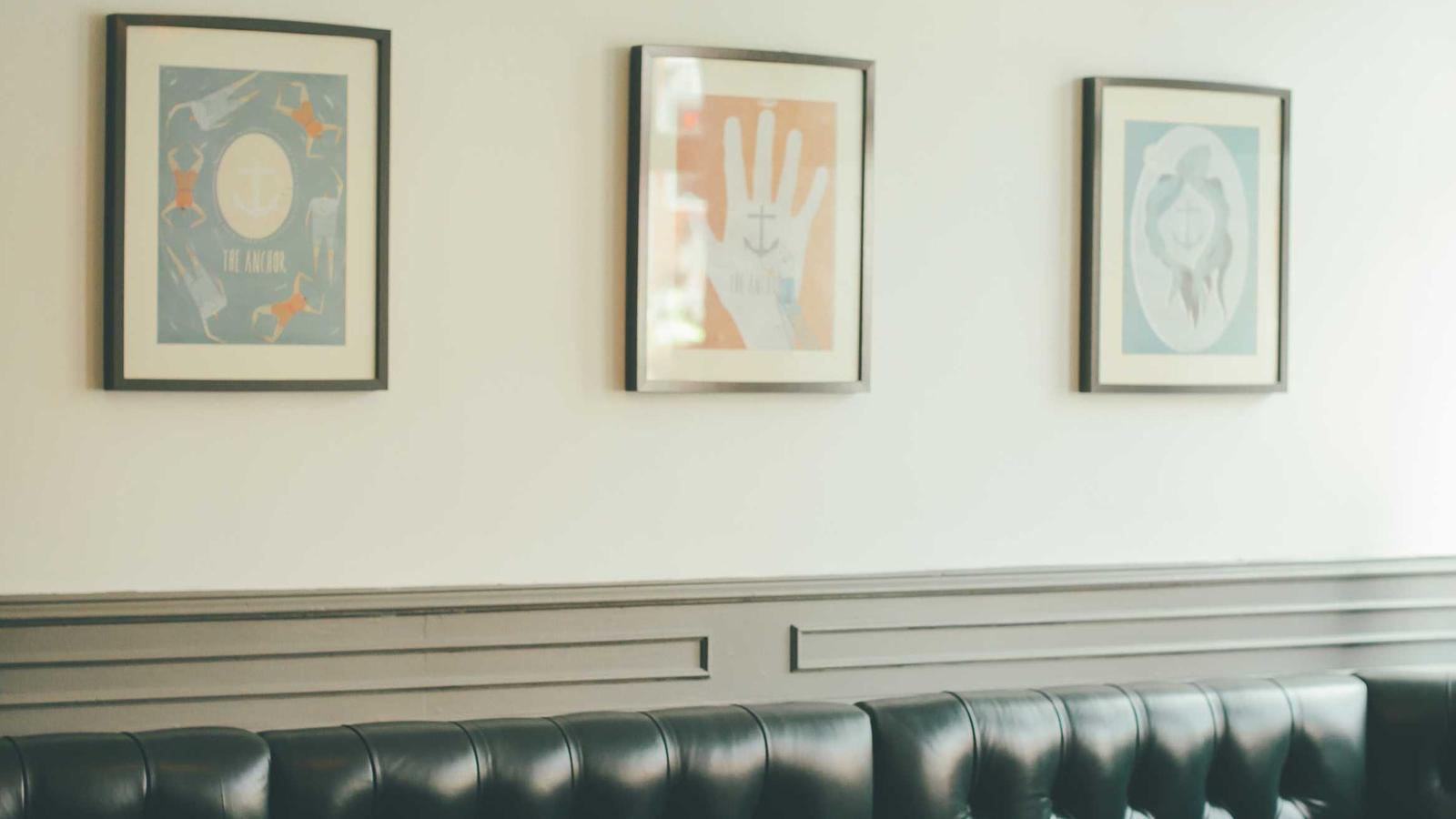 Genitore e figlia adolescente in cucina al mattino mentre si ascoltano reciprocamente