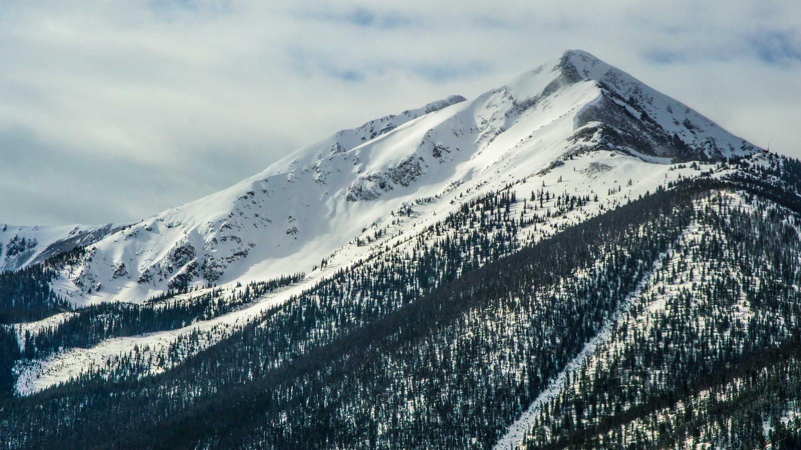 Mani di una coppia che si stringono in una stanza terapeutica con luce calda