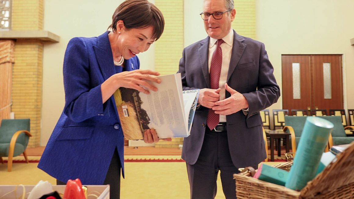 warm conversation (foto: Government of Japan / CC BY 4.0, Wikimedia Commons)