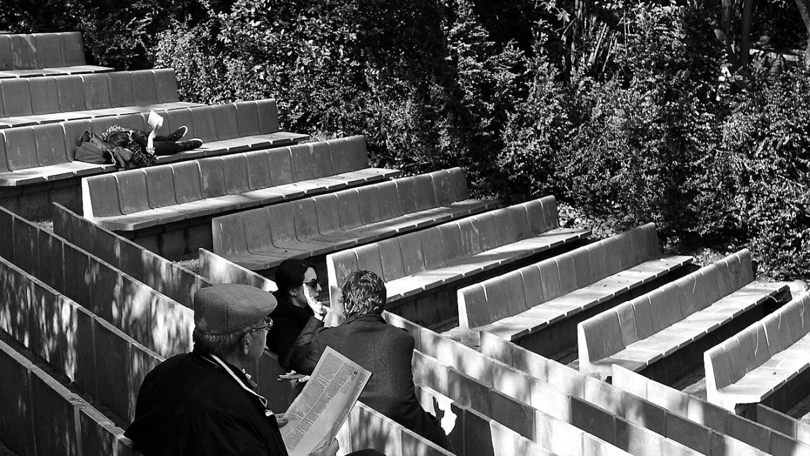 two people talking (foto: Pedro Ribeiro Simões from Lisboa, Portugal / CC BY 2.0, Wikimedia Commons)