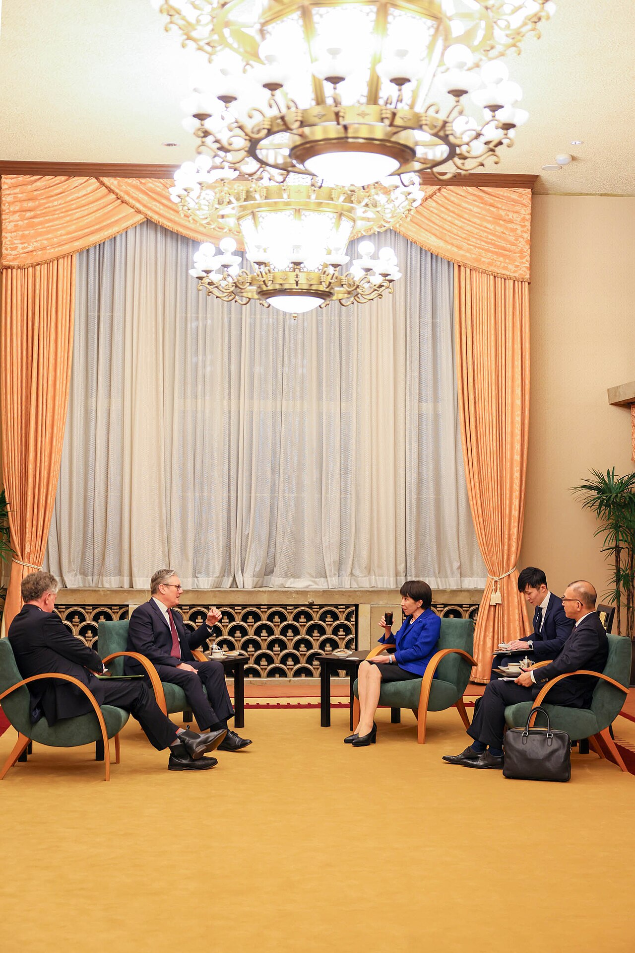 warm conversation (foto: Government of Japan / CC BY 4.0, Wikimedia Commons)