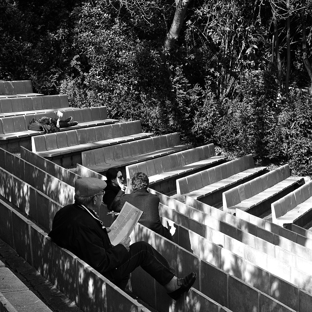 two people talking (foto: Pedro Ribeiro Simões from Lisboa, Portugal / CC BY 2.0, Wikimedia Commons)