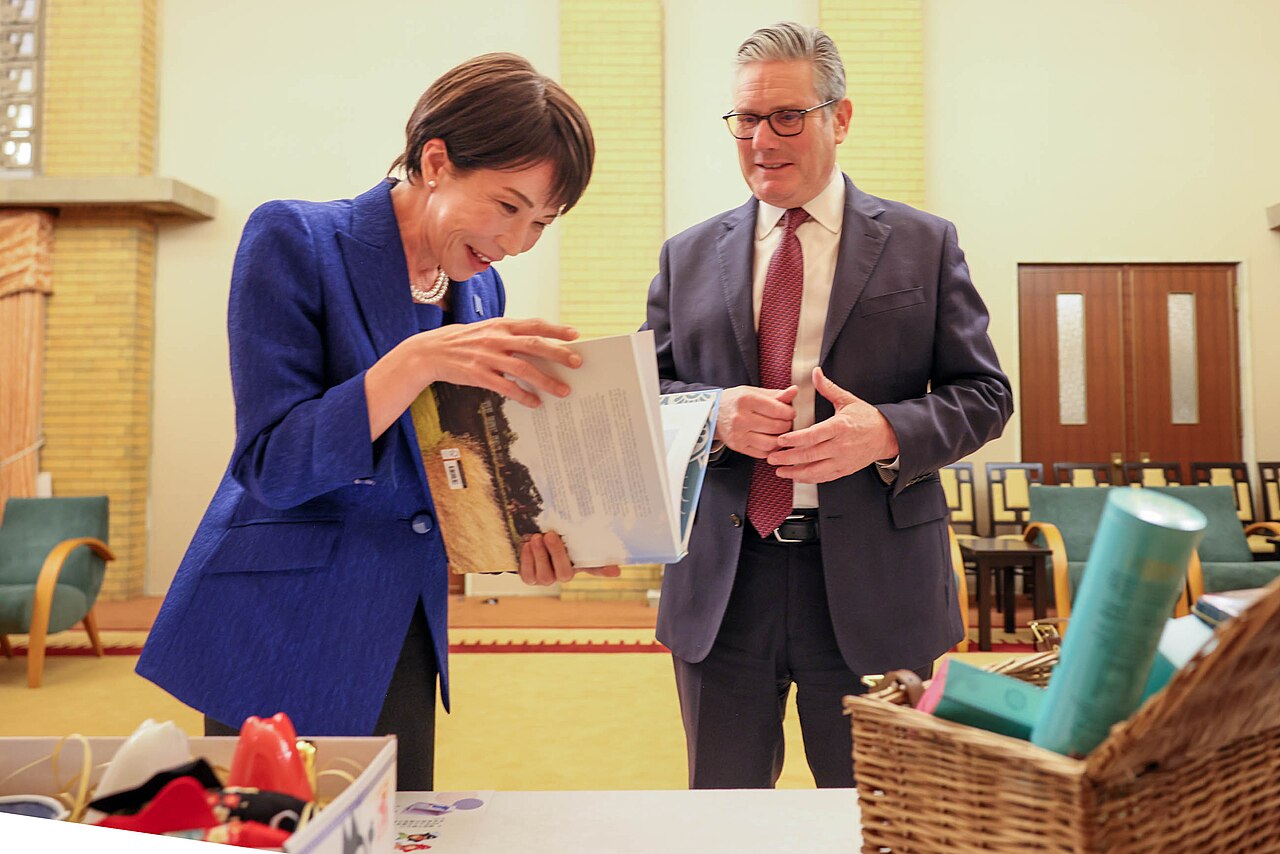 warm conversation (foto: Government of Japan / CC BY 4.0, Wikimedia Commons)