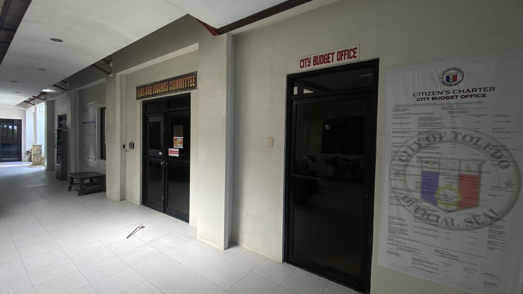 Ganci a parete in un ingresso con alcune chiavi appese e una mensola sotto