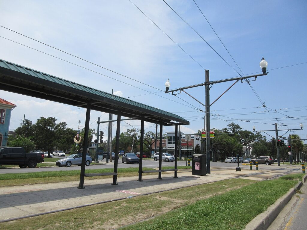 Tram che percorre una via cittadina fiancheggiata da edifici e negozi
