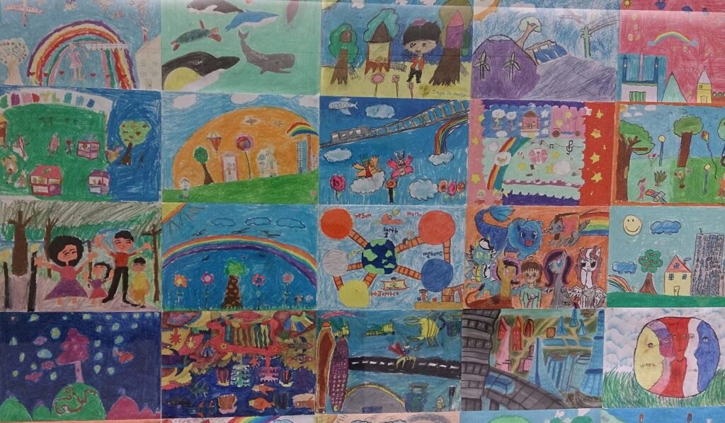 Bambini seduti a un tavolo mentre disegnano su fogli bianchi con i pennarelli