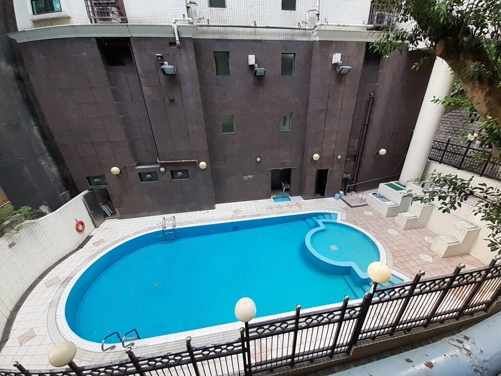 Corsie di una piscina coperta delimitate da galleggianti colorati sull'acqua ferma