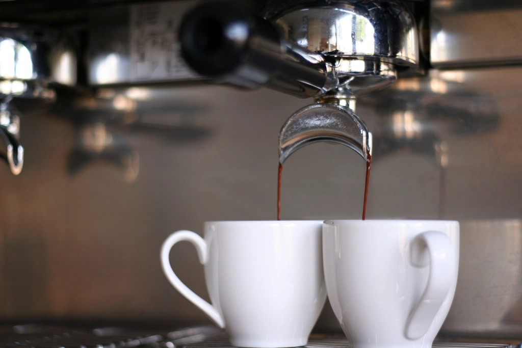 Macchina del caffè su un ripiano nella cucina comune di un ufficio