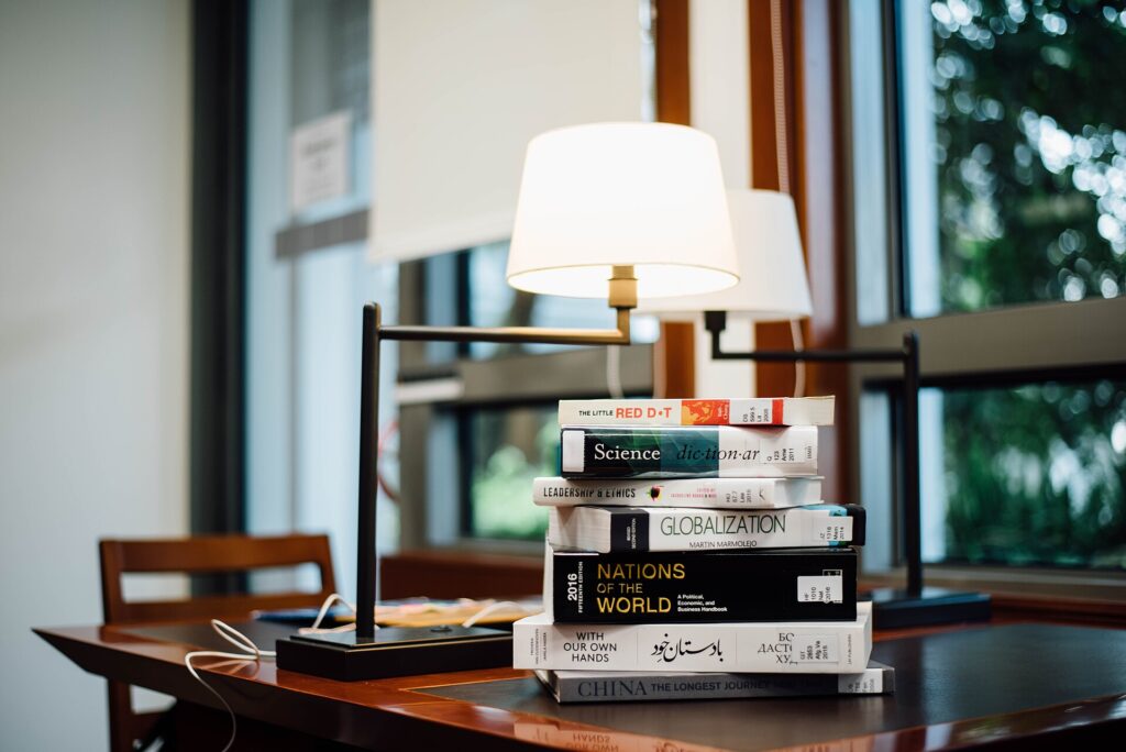 Busta chiusa appoggiata sul tavolo accanto a un paio di occhiali da lettura